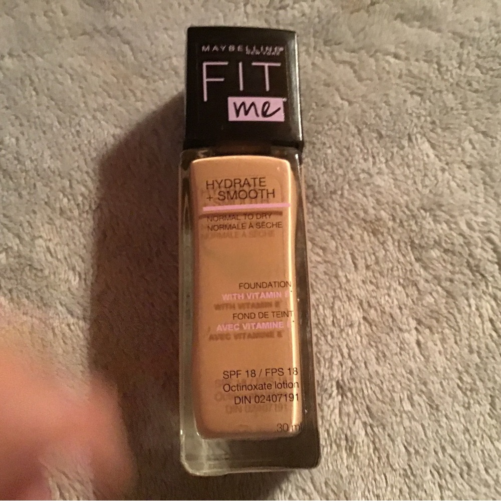 Fit me maybelline New York spf 18 new foundation with vitamin e new 115 ivory